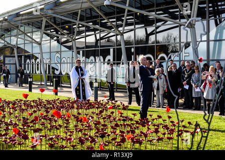 Jahrestag des Endes des Ersten Weltkriegs commemorative Garten außerhalb des Terminal am Flughafen London Southend 2000 rot Keramik Mohn. Glyn Jones, CEO Stockfoto