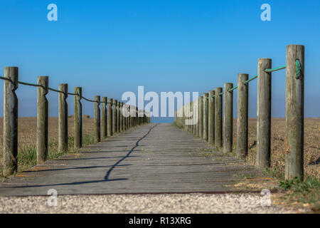 Perspektivische Ansicht der hölzernen Fußgängerweg, zum Meer, neben dem Strand, Portugal Stockfoto