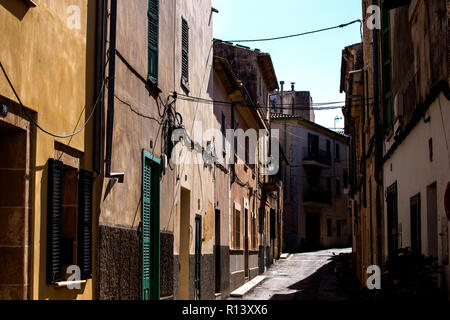 Ein Blick auf die engen Gassen in der Altstadt von Alcudia, Mallorca Stockfoto