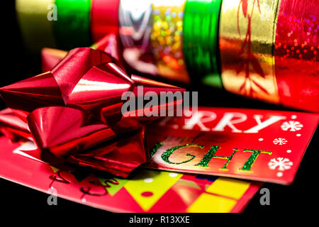 Ein (1) Satin Rot Weihnachten Schleifenband mit Weihnachten Geschenkpapier und Geschenk. Zimmer für Kopieren. Stockfoto