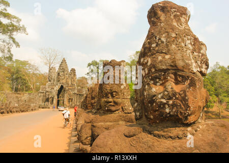 Gesichter Statuen auf Angkor Wat Tempel Brücke in Siem Reap, Kambodscha. Antike Zivilisation Wahrzeichen. Touristische Attraktion Konzept. Unesco Weltkulturerbe Stockfoto