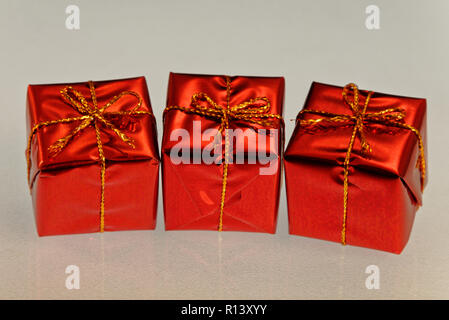 Feier Geschenke mit einer goldenen Schleife verpackt Stockfoto