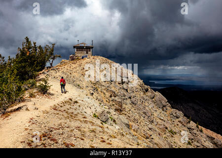 WY 03585-00 ... WYOMING - Vicky Feder aproaching Sheridan Aussichtspunkt in die roten Berge des Yellowstone National Park. Yellowstone Lake können in der gesehen werden. Stockfoto