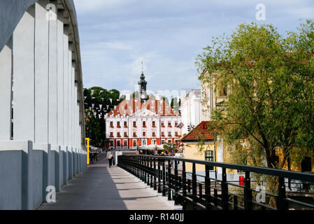 Fußgänger Bogenbrücke in Tartu über Fluss Emajõgi - Mutter - im Hintergrund Rathausplatz. Tartu, Tartu County, Estland, Baltikum, Europa Stockfoto