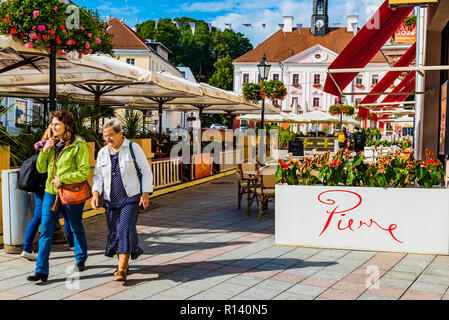 Restaurants mit Terrassen auf dem Rathausplatz. Tartu, Tartu County, Estland, Baltikum, Europa. Stockfoto