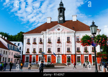 Tartu Rathaus und der Brunnen des Küssens Studenten, Tartu, Tartu County, Estland, Baltikum, Europa. Stockfoto