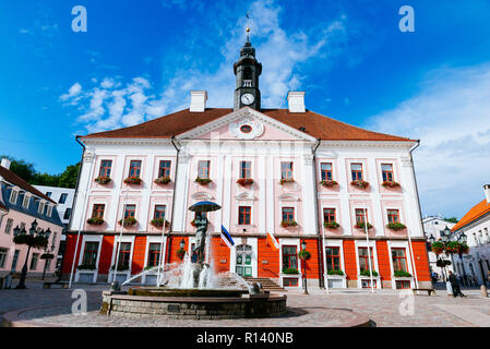 Tartu Rathaus und der Brunnen des Küssens Studenten, Tartu, Tartu County, Estland, Baltikum, Europa. Stockfoto