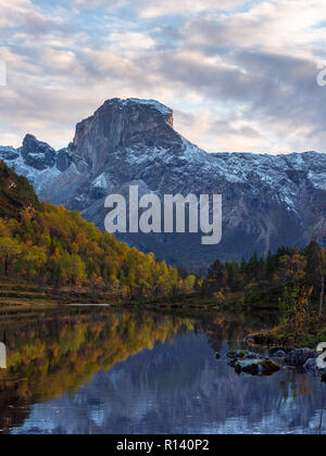 Mt Steigtinden in Nordnorwegen im Herbst Farben mit Reflexionen in einem See in den Vordergrund. Stockfoto