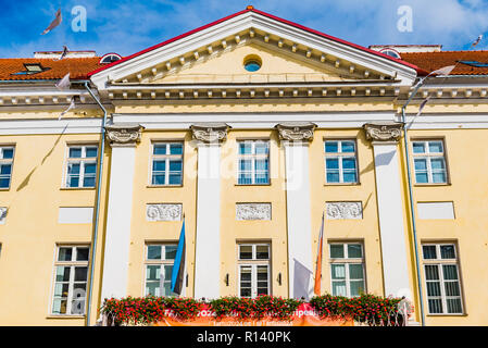 Neoklassizistischen Fassaden der Gebäude auf dem Rathausplatz. Tartu, Tartu County, Estland, Baltikum, Europa. Stockfoto