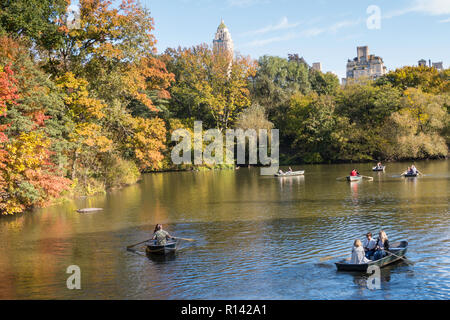 Ruderboote auf dem See im Central Park, New York City, USA Stockfoto