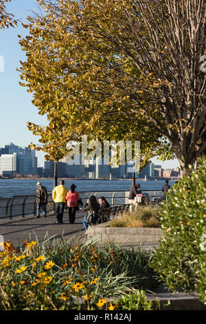 Die Esplanade von Battery Park City mit dem Hudson River und der Skyline von New Jersey im Hintergrund, NYC 2013 Stockfoto