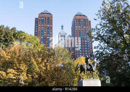 George Washington Statue, Con Edison Gebäude und Zeckendorf Towers am Union Square mit Falllaub, NYC Stockfoto