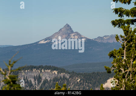 Blick auf den Mount Thielsen vom Crater Lake National Park mit ein wenig regnen, Rauch in der Luft am Ende des Feuers seaon Stockfoto