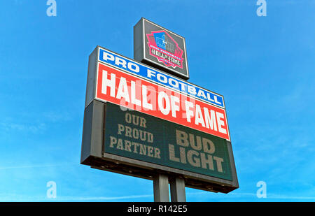 Freistehendes Schild der Pro Football Hall of Fame mit Bud Light als stolzem Partner in der Attraktion Canton, Ohio. Stockfoto