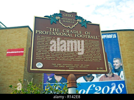 Ein Ohio historische Markierung für die Pro Football Hall of Fame in Canton, Ohio, USA Mark "Die Wiege des professionellen Fußballs' in den USA. Stockfoto