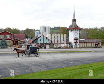 Ein Amish Pferd und Buggy übergibt die Guggisberg Käserei in Millersburg, Ohio, die Herzen von Ohio Amish Country. Stockfoto