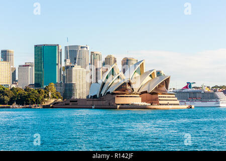 Sydney, Australien - 5. Juni 2015: Das kreuzfahrtschiff Carnival Spirit günstig neben der Oper. Sydney ist eine beliebte Kreuzfahrt Ziel. Stockfoto