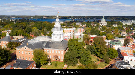 Die Naval Academy Kuppel und das Maryland Statehouse Gebäude zeigen oben zentriert im Annapolis Skyline Stockfoto