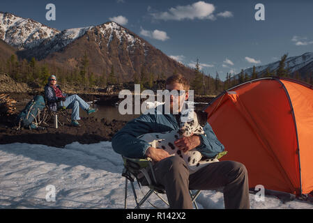 Paar mit seinen Dalmatiner Hund auf dem Campingplatz Berg im freien Gelände Stockfoto