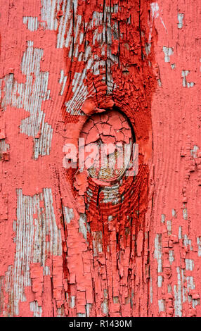 Verwitterte roter Farbe und zerbrochene Fenster sind eine gemeinsame Website auf Scheunen in Vermont. Stockfoto