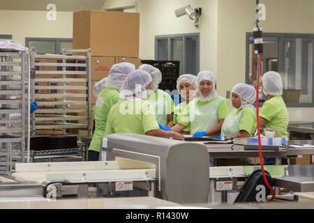 Hilo, Hawaii - Frauen Arbeitnehmer bei der grossen Insel Süßigkeiten. Stockfoto