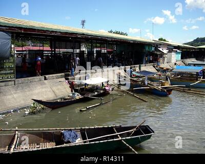 BINANGONAN, Rizal, Philippinen - 8. NOVEMBER 2018: Fischerboote Dock und fang an der Binangonan Fisch Port und Terminal entladen. Stockfoto