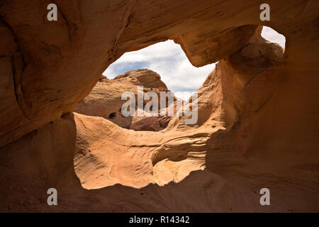 NV 00111-00 ... NEVADA - ein Bogen in der aztekischen Sandstein der Rainbow Vista Bereich der Valley of Fire State Park. Stockfoto