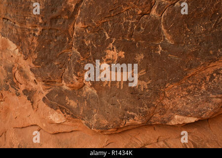 NV 00117-00 ... NEVADA - alte indianische Felsmalereien, petroglyphs, auf Atlatl Rock im Valley of Fire State Park. Stockfoto
