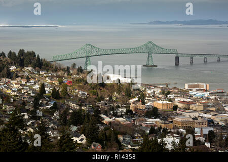 Oder 02358-00 ... OREGON - Blick über die Stadt von Astoria, das Astoria Brücke und über den Columbia River im US-Bundesstaat Washington vom Astoria Colu Stockfoto