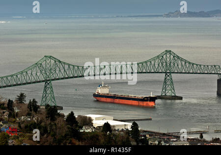 Oder 02360-00 ... OREGON - Frachtschiff vorbei unter dem Astoria Brücke über den Columbia aus der Spalte Astoria an der Mündung des Columbia River angesehen. Stockfoto