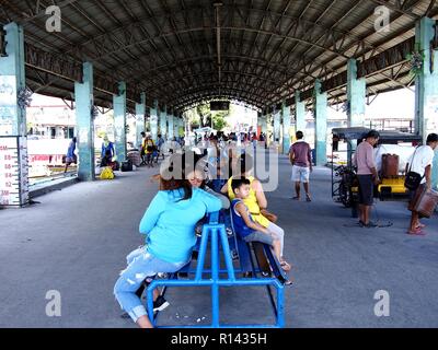 BINANGONAN, Rizal, Philippinen - NOVEMBER 8, 2018: Passagiere warten für Boote am Hafen Binangonan Fisch und Terminal zu gelangen. Stockfoto