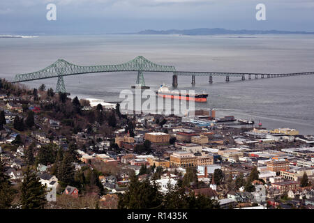 Oder 02361-00 ... OREGON - Frachtschiff vorbei unter dem Astoria Brücke an der Stadt Astoria auf dem Columbia River vom Astoria Spalte angezeigt. Stockfoto