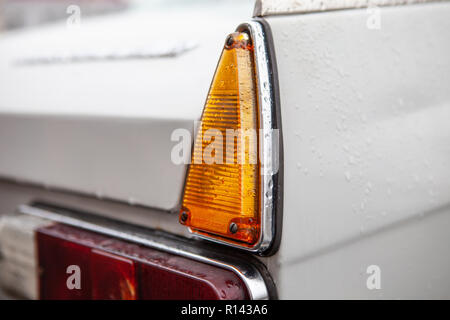 Rechte Rücklichter eines Autos, nach dem Regen. Close-up. Stockfoto