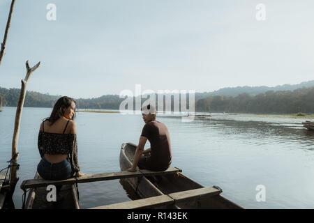 Paar mit traditionellen Kanus zusammen an einem See. Stockfoto