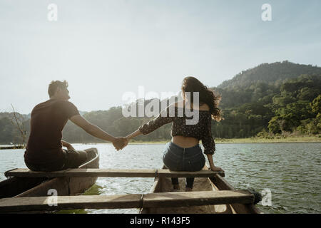 Paar mit traditionellen Kanus zusammen an einem See. Stockfoto