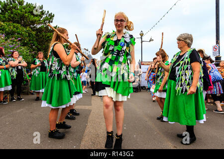 Broadstairs Folk Woche Festival. Offcumduns alle Frauen Morris Seite tanzen auf der Strandpromenade in ihren traditionellen grünen tatter Jacken. Stockfoto