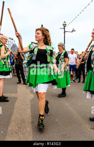 Broadstairs Folk Woche Festival. Offcumduns alle Frauen Morris Seite tanzen auf der Strandpromenade in ihren traditionellen grünen tatter Jacken. Stockfoto