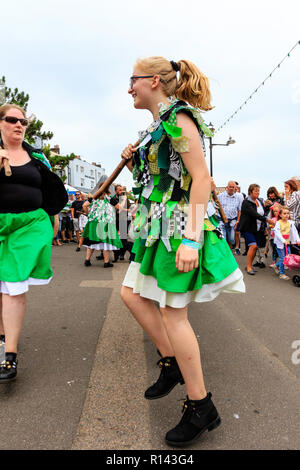 Broadstairs Folk Woche Festival. Offcumduns alle Frauen Morris Seite tanzen auf der Strandpromenade in ihren traditionellen grünen tatter Jacken. Stockfoto