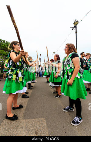 Broadstairs Folk Woche Festival. Offcumduns alle Frauen Morris Seite tanzen auf der Strandpromenade in ihren traditionellen grünen tatter Jacken. Stockfoto