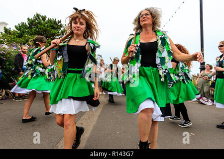 Broadstairs Folk Woche Festival. Offcumduns alle Frauen Morris Seite tanzen auf der Strandpromenade in ihren traditionellen grünen tatter Jacken. Stockfoto