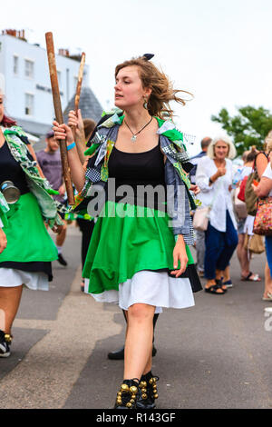 Broadstairs Folk Woche Festival. Offcumduns alle Frauen Morris Seite tanzen auf der Strandpromenade in ihren traditionellen grünen tatter Jacken. Stockfoto