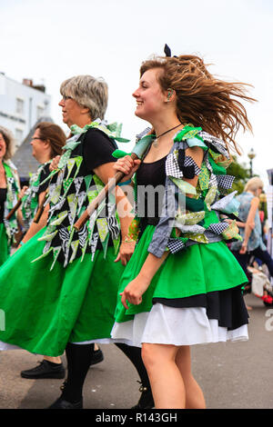 Broadstairs Folk Woche Festival. Offcumduns alle Frauen Morris Seite tanzen auf der Strandpromenade in ihren traditionellen grünen tatter Jacken. Stockfoto