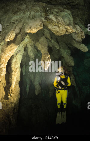 Taucher in der Chandelier Cave unter Stalagtiten, Palau, Mikronesien | Scuba diver Erkundung der Chandelier Cave, Palau, Mikronesien Stockfoto