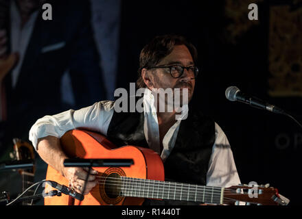 Krakau, Polen - 2 November, 2018: American Jazz, Fusion und Latin Jazz Gitarrist Al Di Meola live auf der Kijow. Center Stage in Krakau, Pola Stockfoto