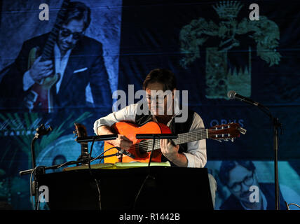 Krakau, Polen - 2 November, 2018: American Jazz, Fusion und Latin Jazz Gitarrist Al Di Meola live auf der Kijow. Center Stage in Krakau, Pola Stockfoto