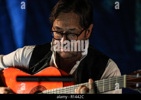 Krakau, Polen - 2 November, 2018: American Jazz, Fusion und Latin Jazz Gitarrist Al Di Meola live auf der Kijow. Center Stage in Krakau, Pola Stockfoto