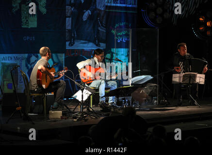 Krakau, Polen - 2 November, 2018: American Jazz, Fusion und Latin Jazz Gitarrist Al Di Meola live auf der Kijow. Center Stage in Krakau, Pola Stockfoto