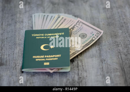 Türkische Grün besondere Pass und amerikan Banknoten werden auf den Jahrgang Tabelle. Stockfoto