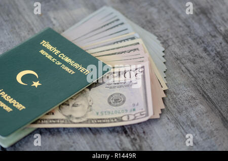 Türkische Grün besondere Pass und amerikan Banknoten werden auf den Jahrgang Tabelle. Stockfoto