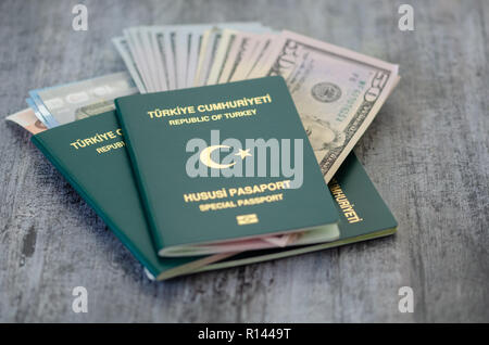 Türkische Grüne spezielle Pässe und amerikan Banknoten werden auf den Jahrgang Tabelle. Stockfoto